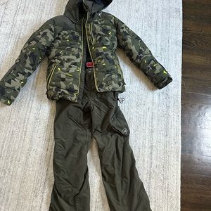 Youth Size 14 boys Rossignol Piste ski jacket and matching size 12 pants.